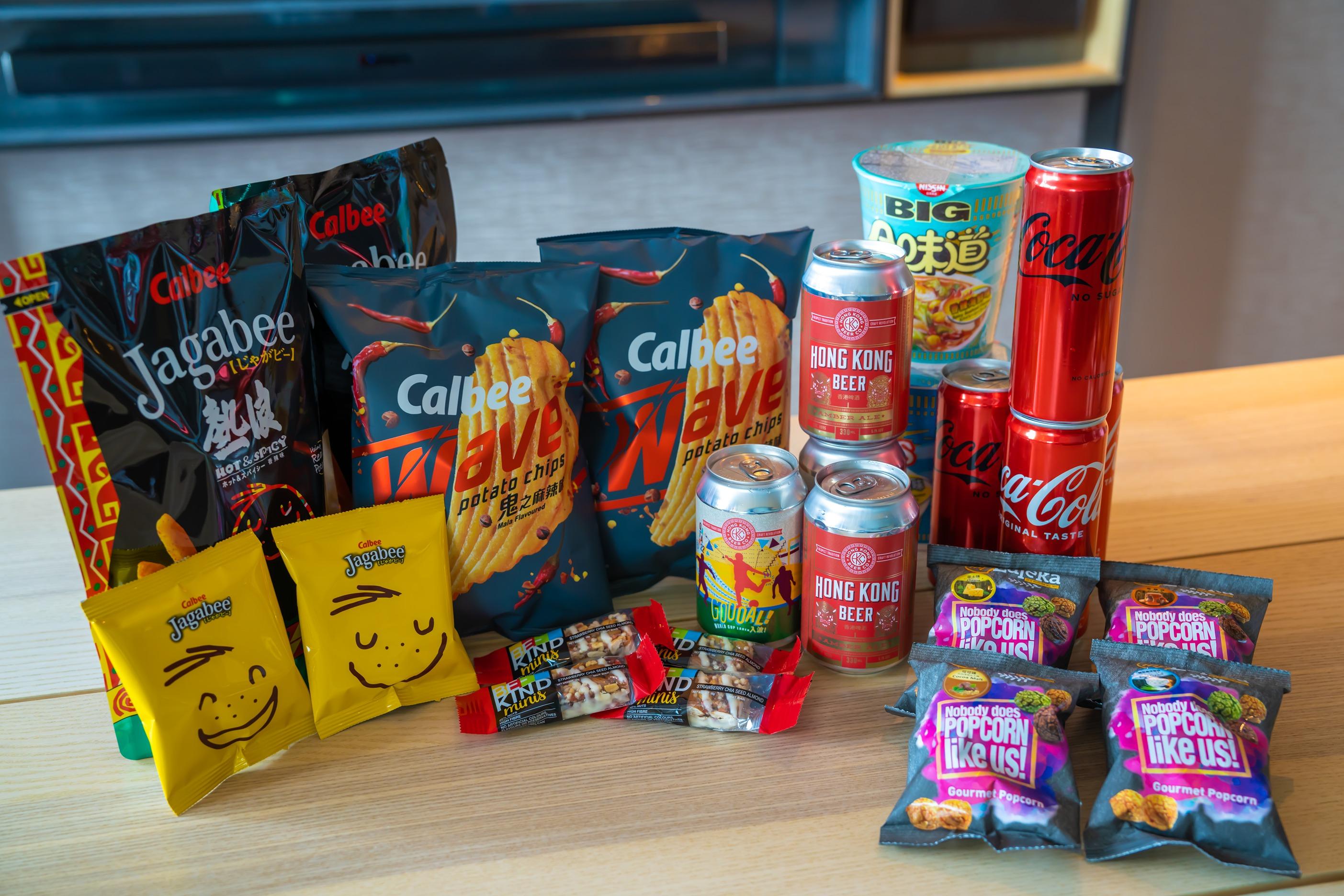 零食飲品禮品包共有4罐香港啤酒公司特色啤酒 (其中2罐為期間限定版)、4罐可口可樂(原味及無糖)、4包卡樂B薯片、4條BE-KIND Snacks迷你堅果棒、3包myEureka雜錦爆谷及2個日清杯麵。