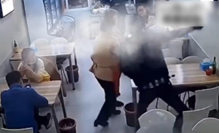 男子一言不合就打人。(互聯網)