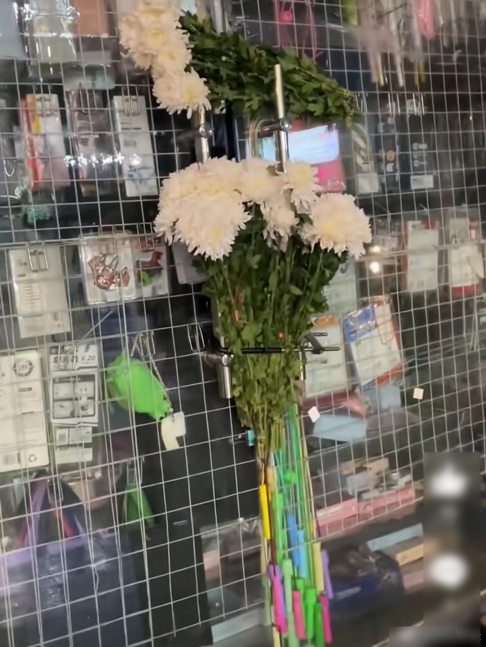 民眾在涉事文具店門放上白菊花悼念女童。(互聯網)