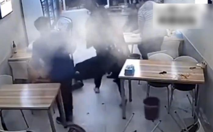 長裙女阻止男子打老人,但被男子揮拳猛打。(互聯網)