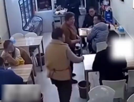 兩名年紀較大的女店員去到男子桌邊溝通。(互聯網)
