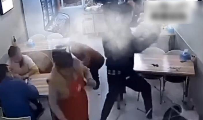 男子揮拳打向老人,老人倒地,另一名老人跑出門外。(互聯網)