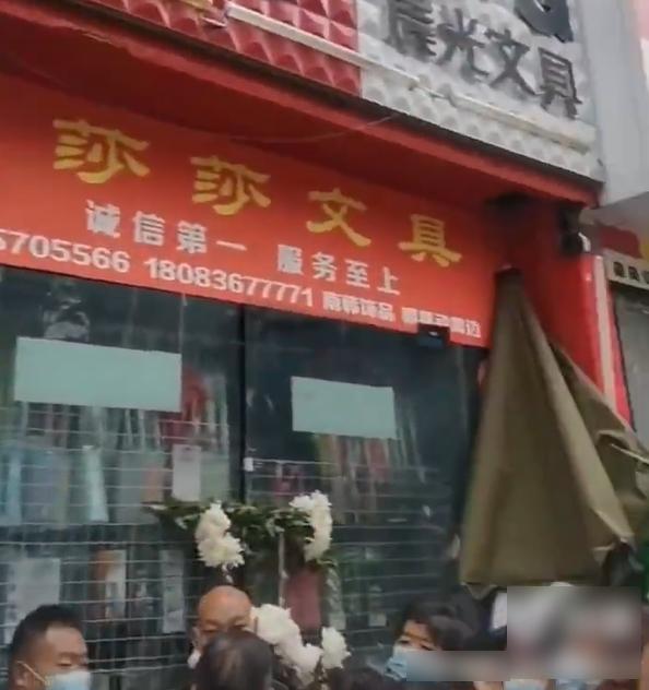 涉事文具店口號為「誠信第一,服務至上」。(互聯網)