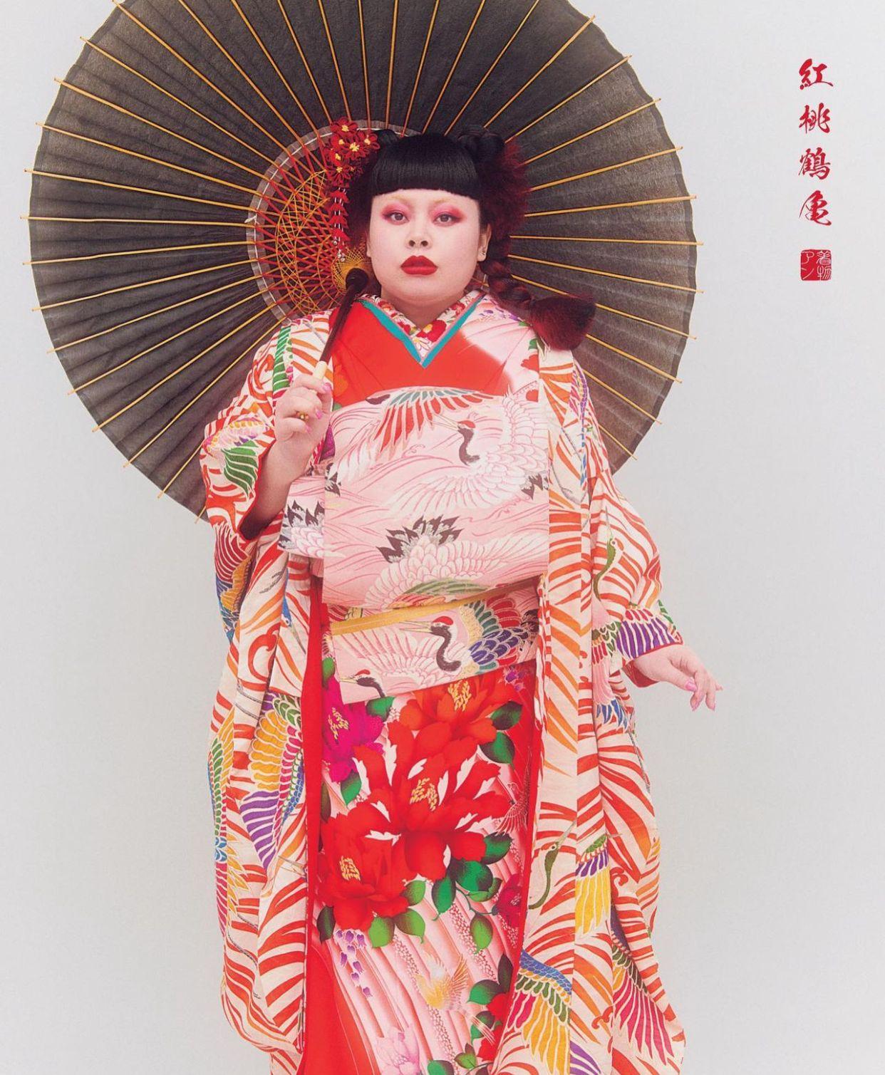 渡邊直美再玩「古典美」,穿上多款和服登場