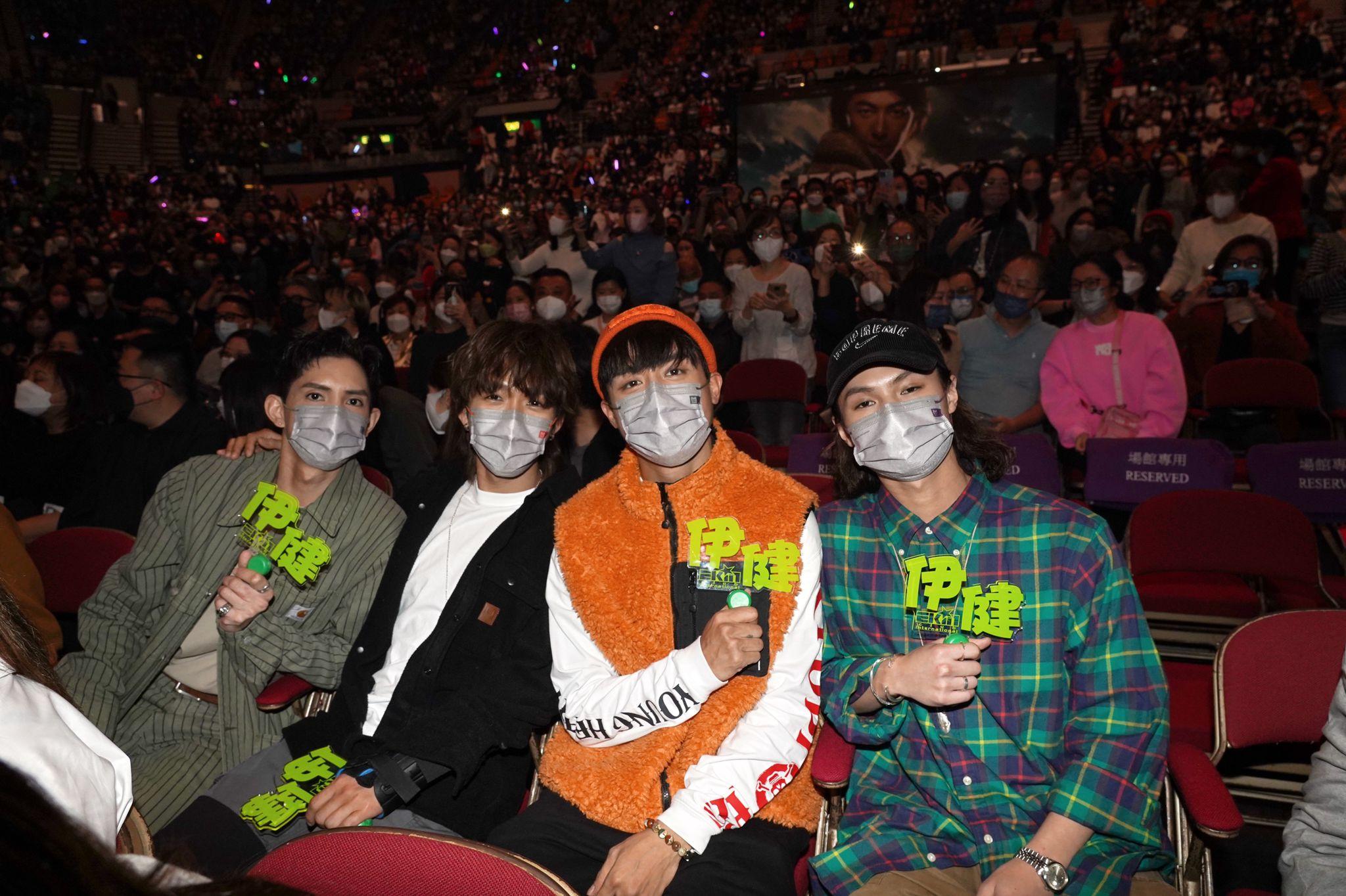 MIRROR四子亮相觀眾席,掀起一陣騷動。