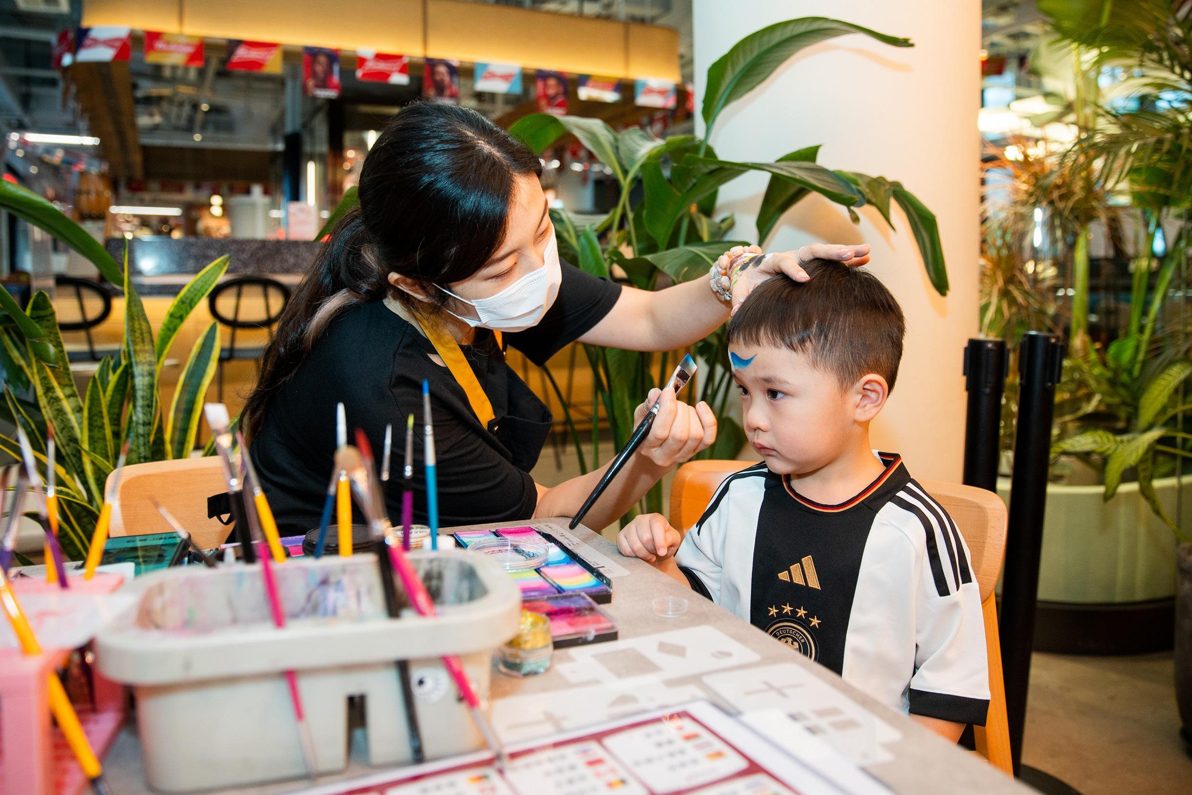 面部彩繪提升大戰氣氛。