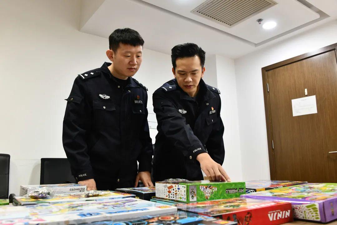 上海警方研究被扣查的山寨Lego玩具。(警民直通車上海微信)
