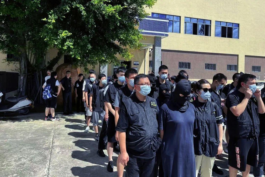 警方將在各地拘捕的疑犯押解回上海。(警民直通車上海微信)