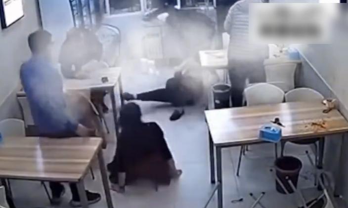 男子打倒長裙女和試圖制止的男子(左上)後,彎腰繼續打老人。(互聯網)