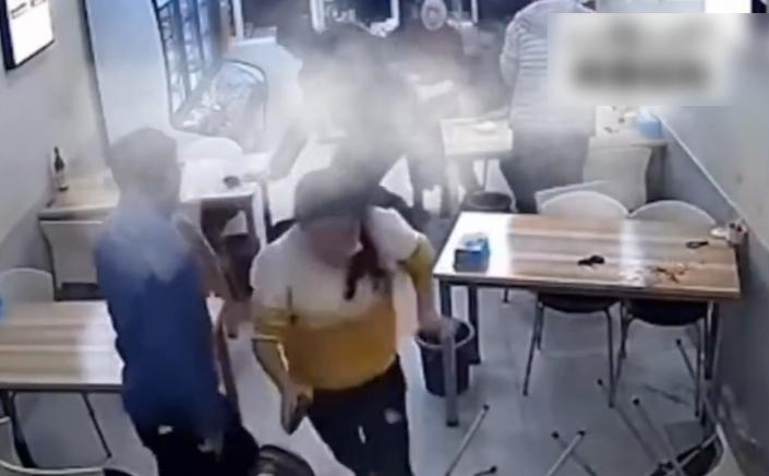 長裙女跑出來阻止男子打老人;有其他食客跑出門外。(互聯網)