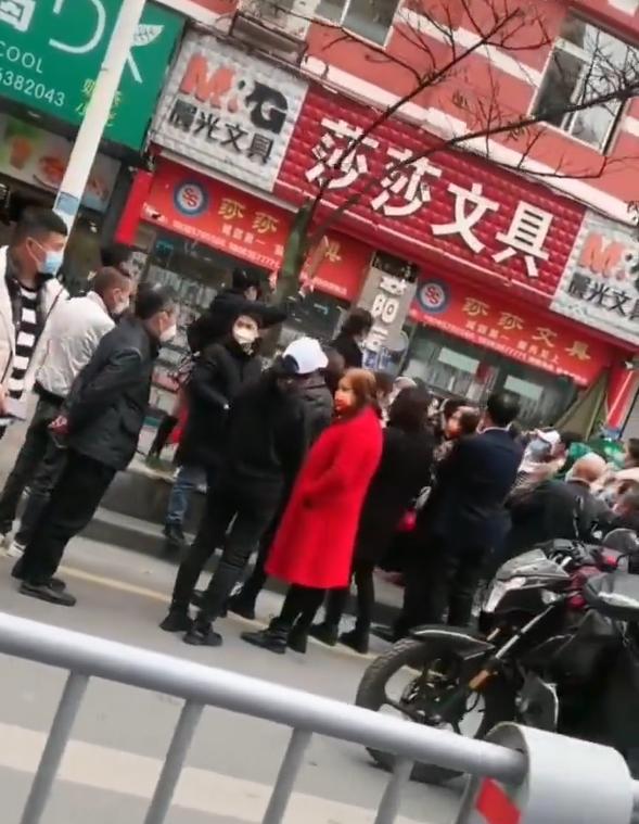 民眾圍在涉事文具店外,舉起女童遺照,為女童討公道。(互聯網)