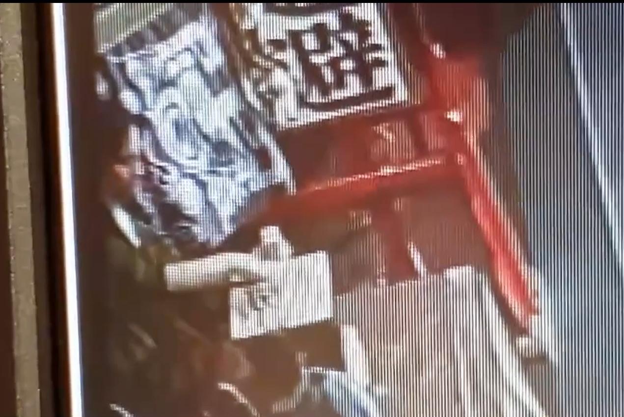 一名男子走入西羅殿,查看周邊確認沒人後,走到香爐前埋下一隻生雞脾。(互聯網)