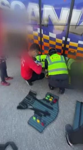 救援人員趕到現場救人。(互聯網)