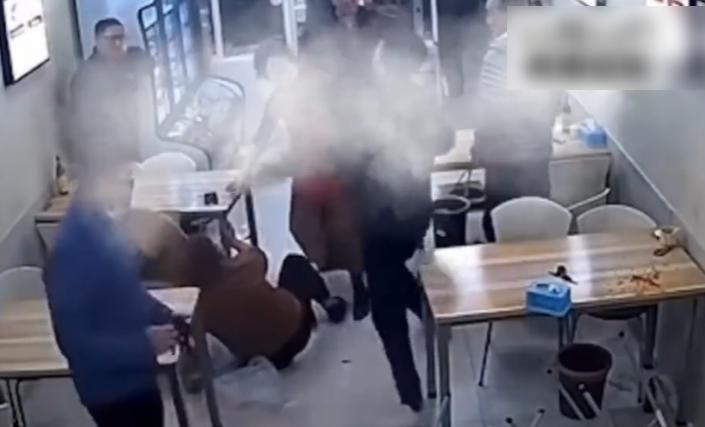 男子疑似準備離開,但突然再轉頭打長裙女。(互聯網)