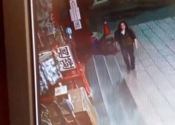 一名男子走入西羅殿,查看周邊確認沒人後,走到香爐前埋下一隻生雞脾。(互聯網)