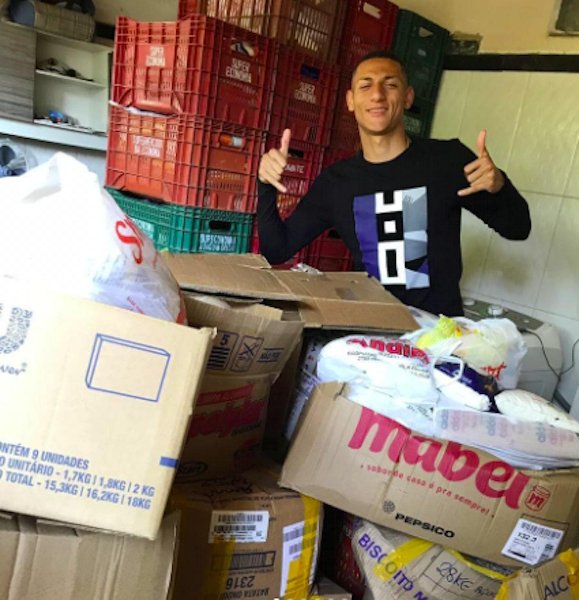 李察利臣出身貧民窟,成名後回饋社區,疫情期間收集食物幫助有需要的巴西同胞。(李察利臣 Instagram)