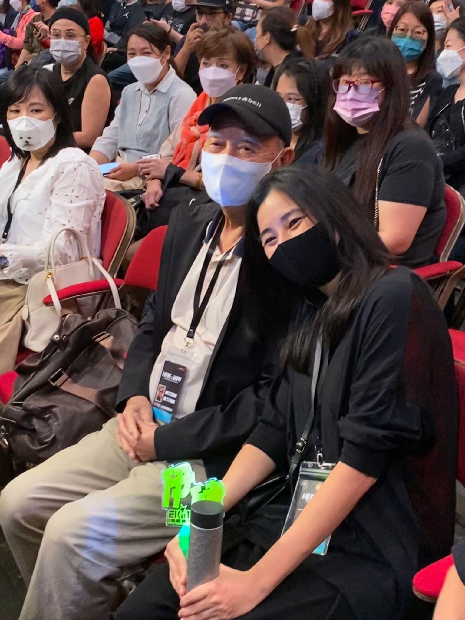 伊健爸爸都有前來捧場,坐在Yoyo旁邊一齊睇騷。