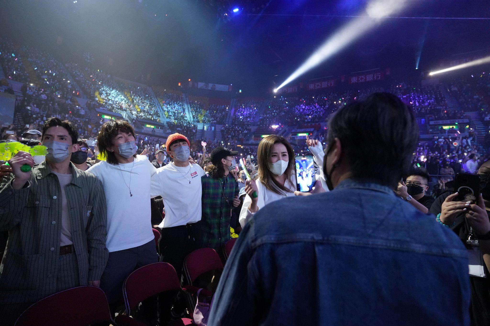 阿Sa、Van、AK、Lokman、Alton、Tiger與全場觀眾都起身跳舞