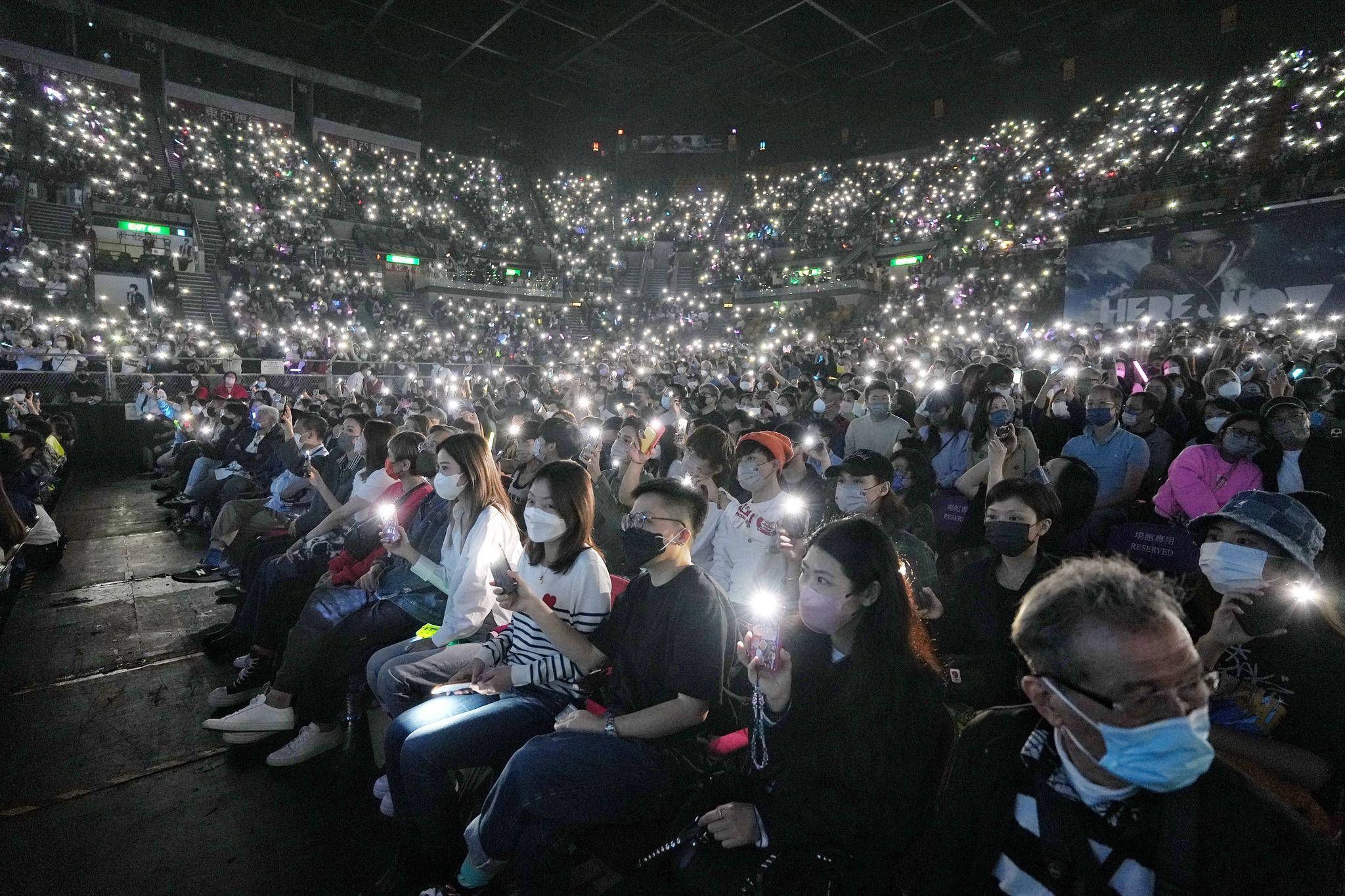 整個場館都是一對對燈海螢火蟲