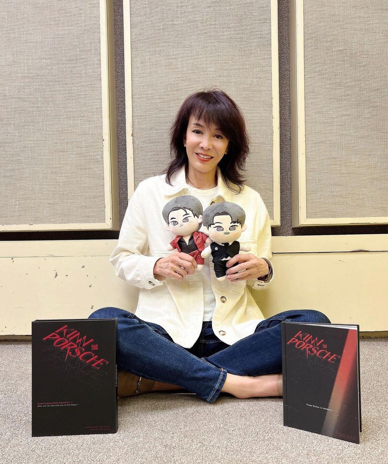 Do姐拿起Apo和Mile周邊公仔,流露出少女一面。