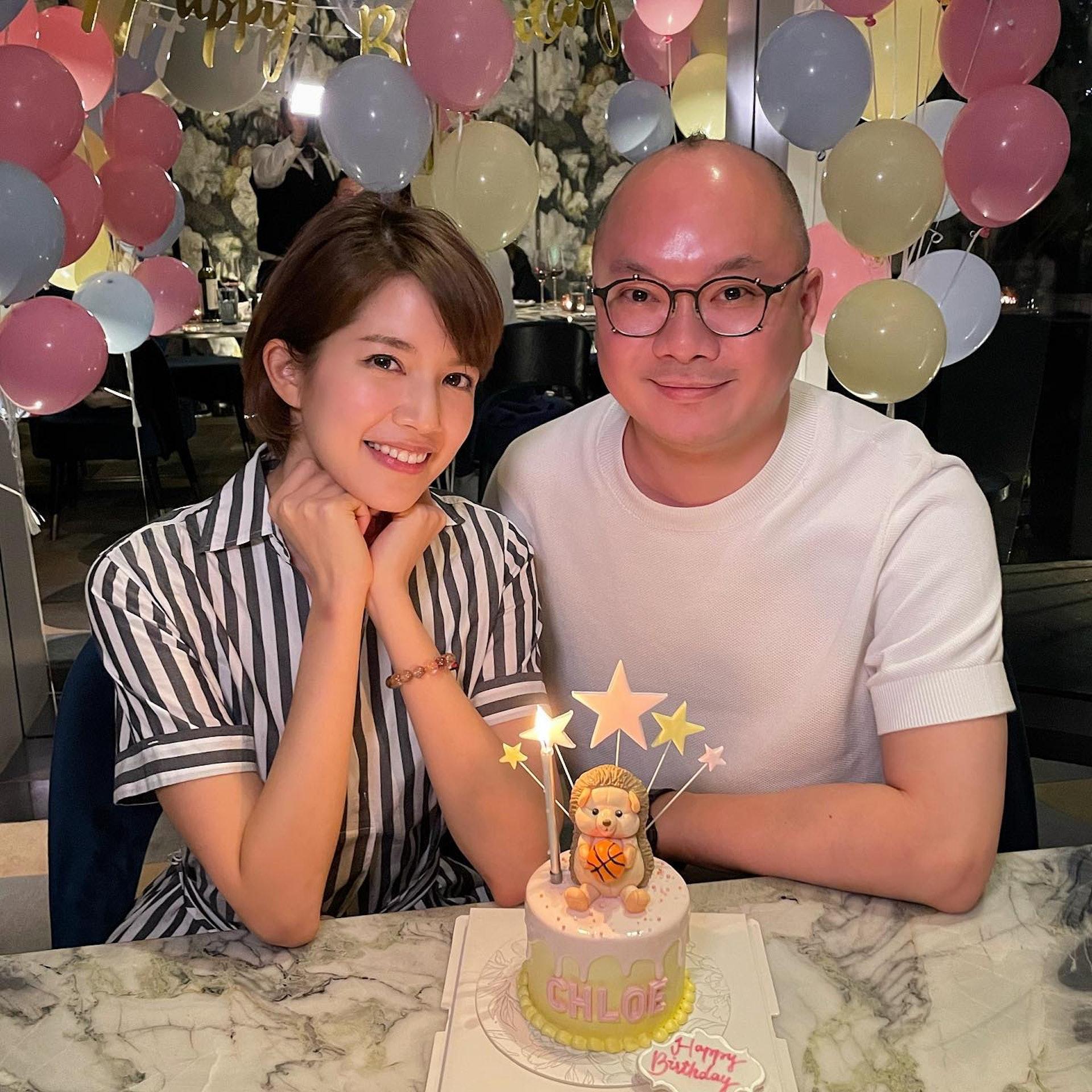 Simon與圈中人熟稔。