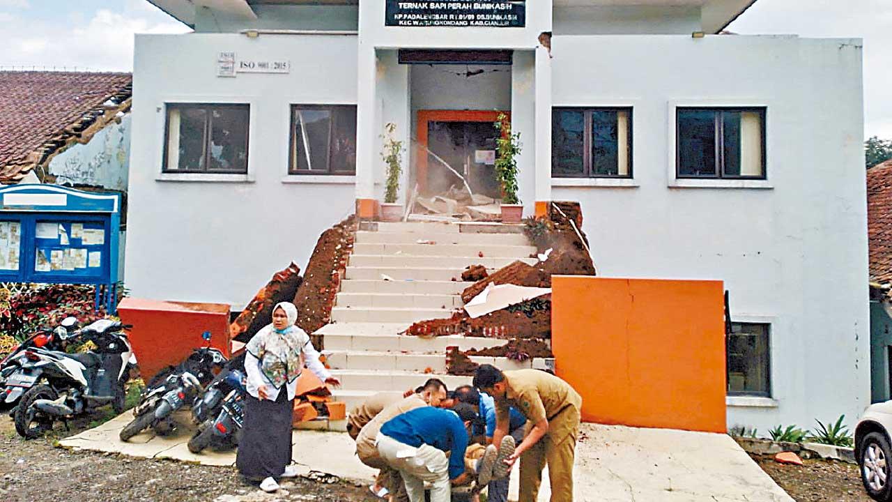 雅加達高廈搖晃 印尼地震62死700傷