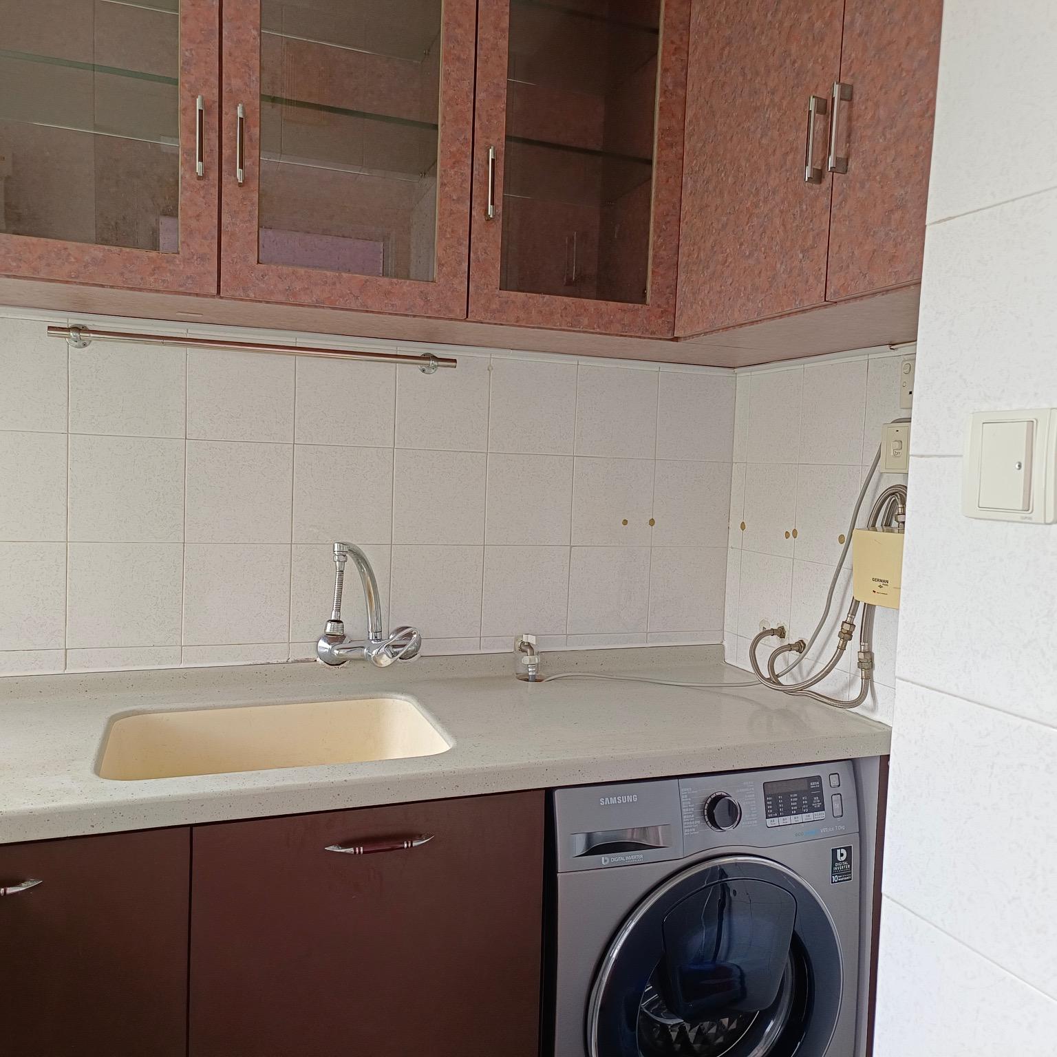 廚房配備部分設施,裝修普通。(代理提供)