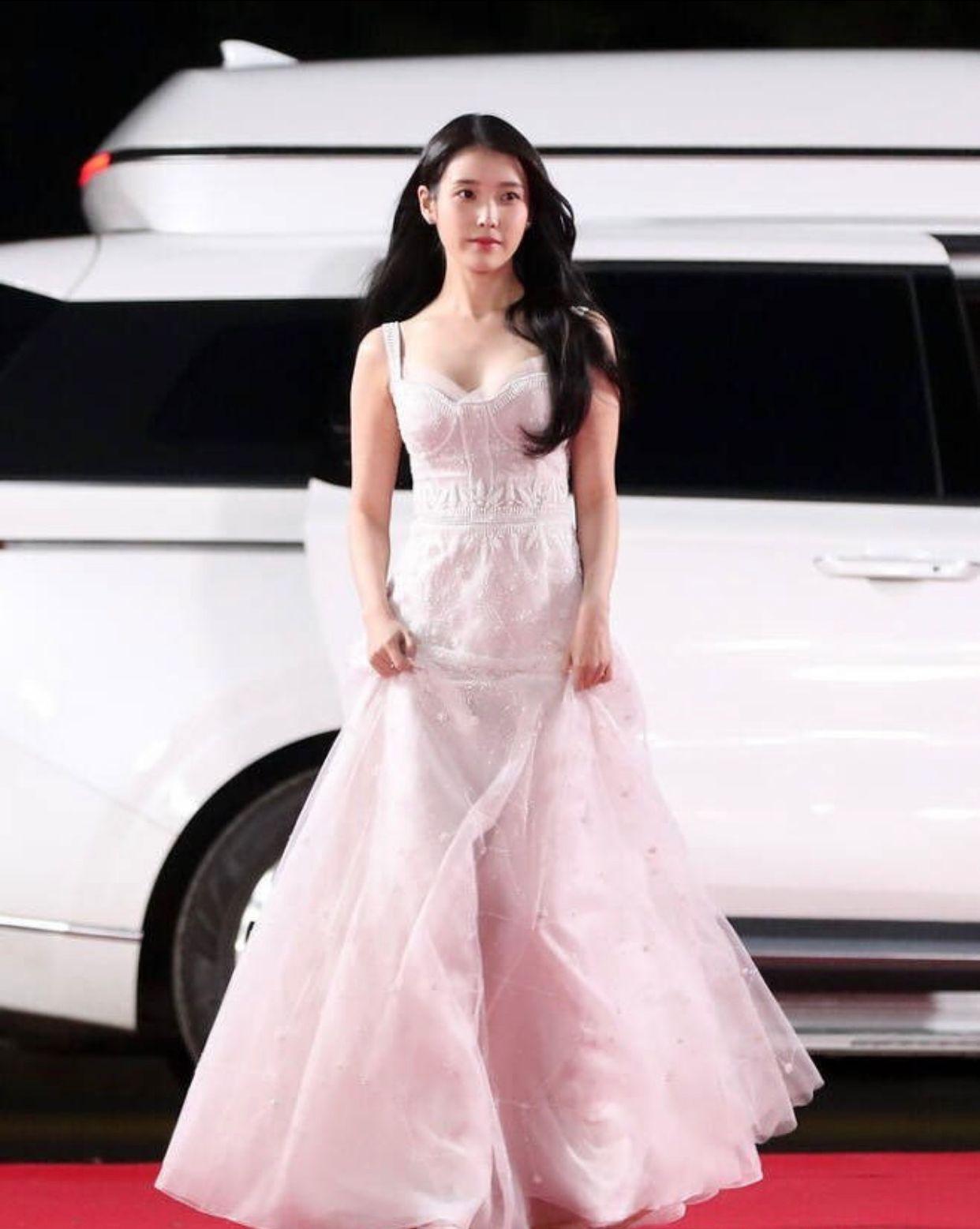 IU以女神Look現身紅地毯,艷壓全場。