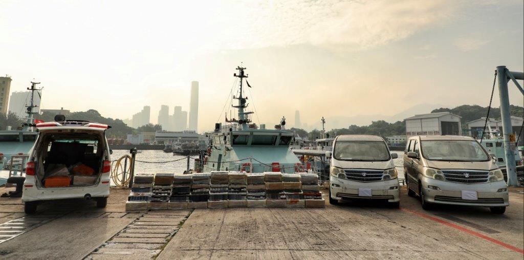 海關破快艇走私案檢一萬部舊智能手機。