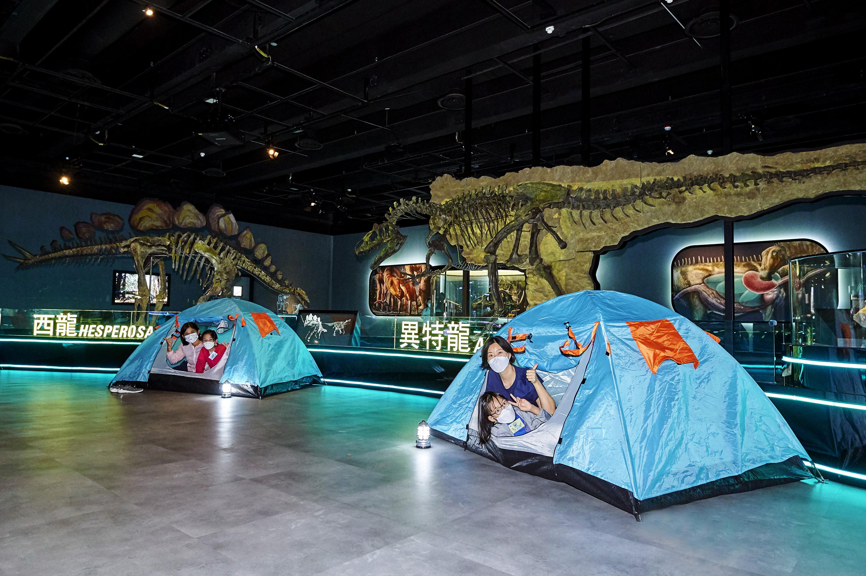 科學館亦特別推出「與龍同眠」留宿活動,參加者可以參與一連串既好玩又富教育性的活動。圖示參加者在恐龍化石骨架下度過難忘的一晚。
