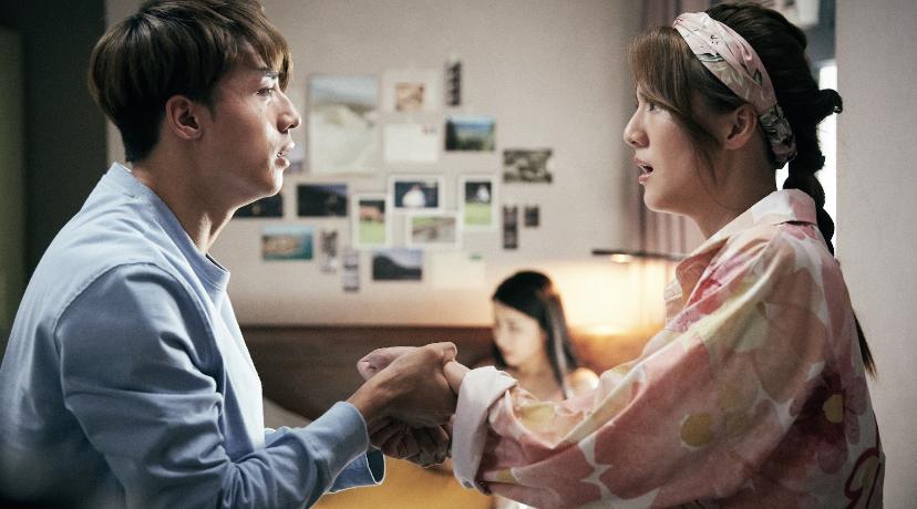 劇照講述AK與Shirley打算做戲整蠱千語,怎料玩過火真激怒對方。(《忽然心動》劇照)