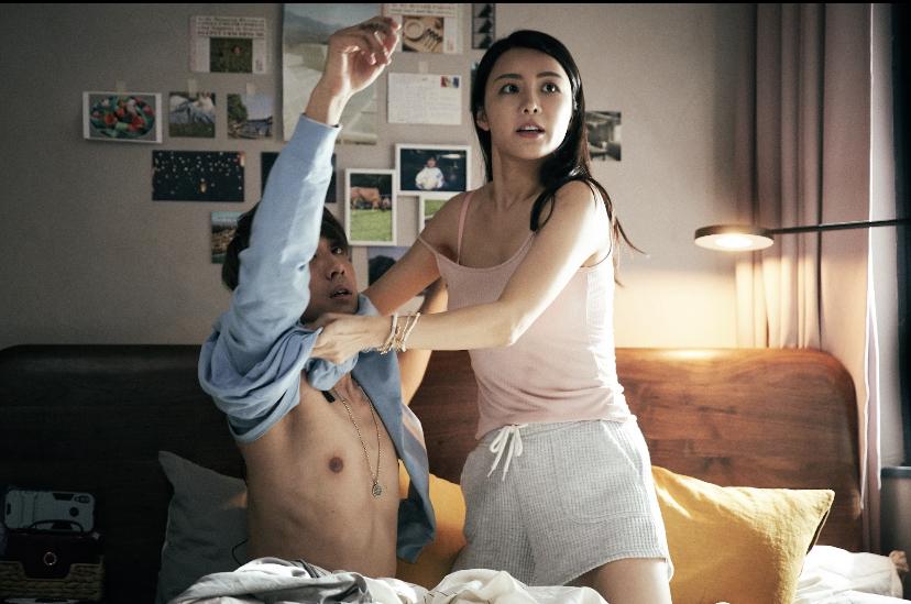 AK被Shirley扯起上衣,雙手像機械人般生硬。