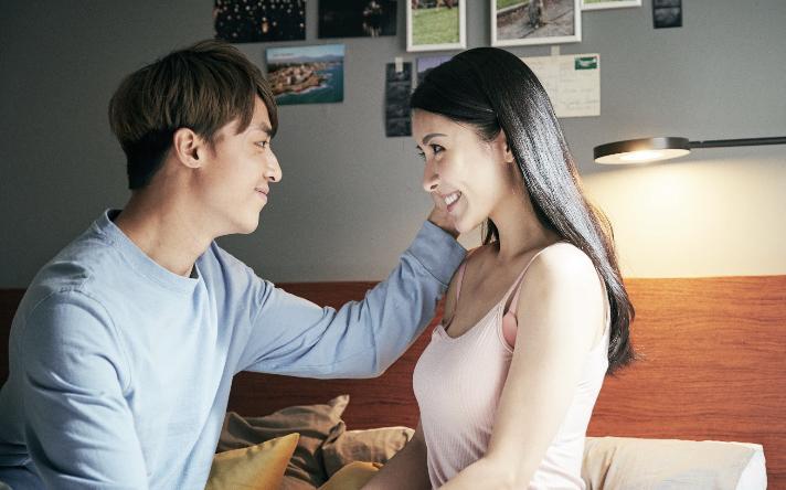 AK拍談情戲即變怕醜仔。(《忽然心動》劇照)