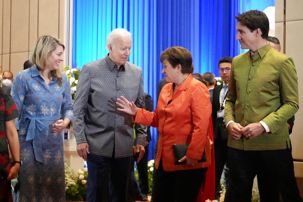 拜登周六與加拿大總理杜魯多(右)等出席東盟峰會晚宴。(美聯社)