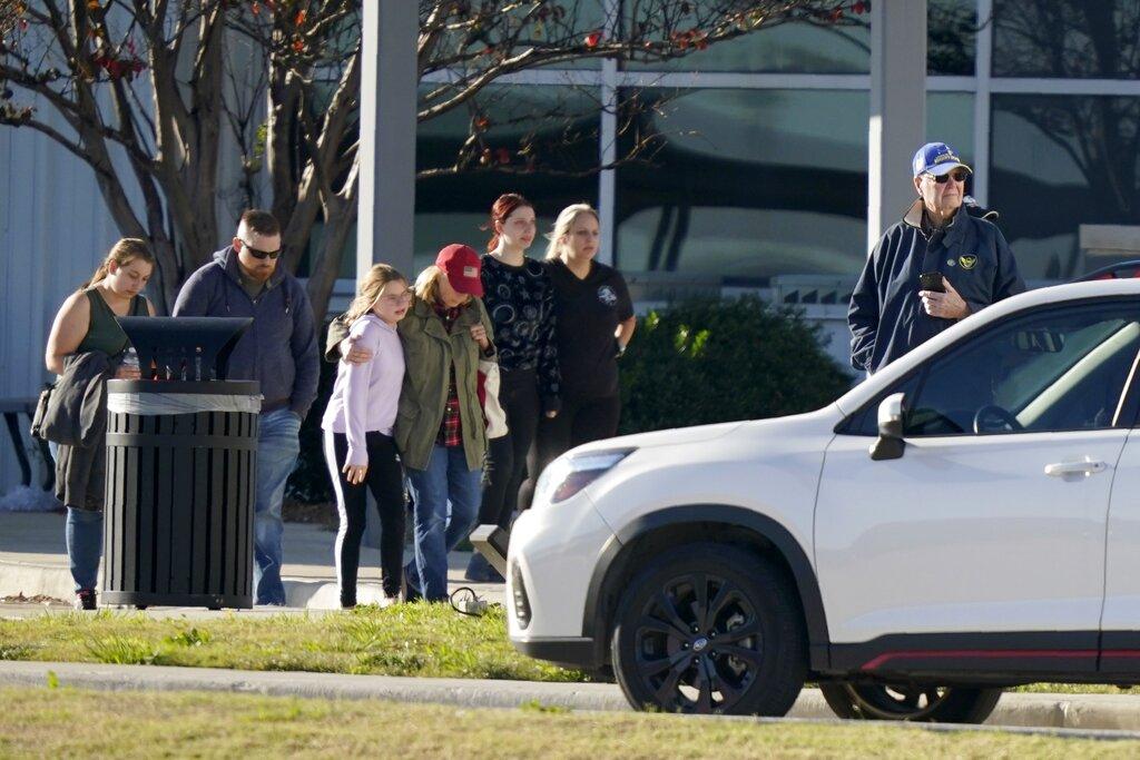 民眾受驚,離開現場。(美聯社)