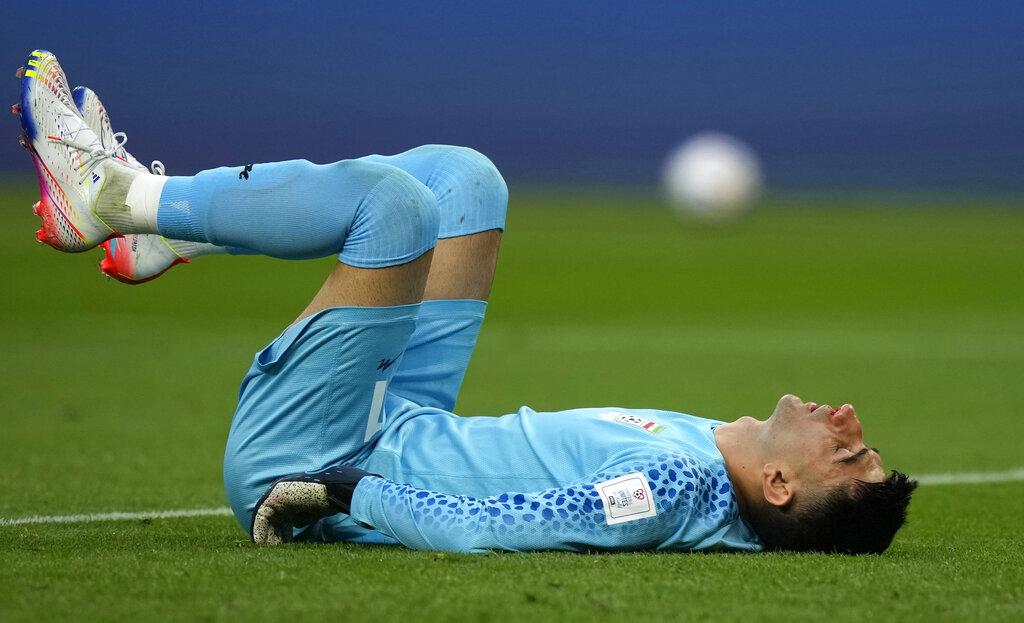 比蘭華特撲傳中球時與伊朗隊友馬積特荷西仙尼相撞,勇戰受傷。(美聯社)