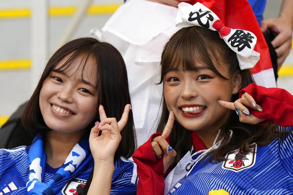 日本球迷賽後自發執垃圾。(美聯社)