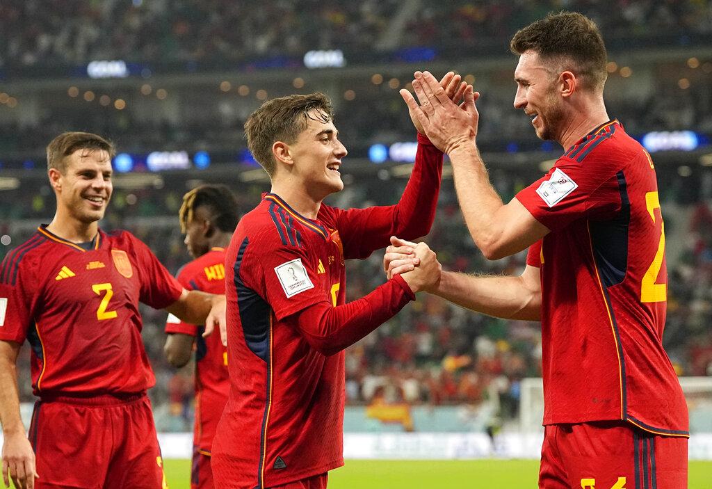 加維入球後與隊友興奮慶祝。 (美聯社)