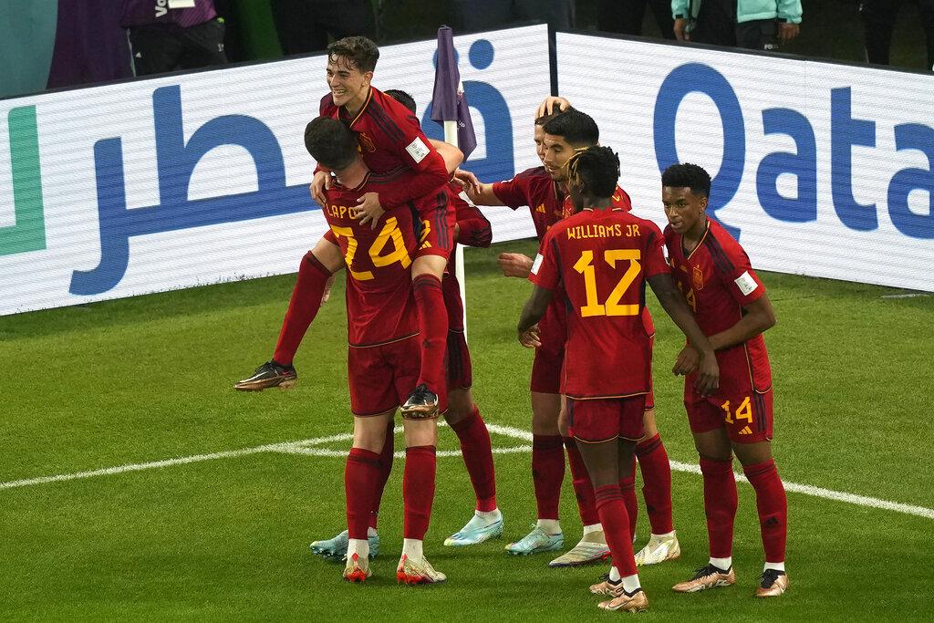 加維入球後與隊友興奮慶祝。 (美聯社)