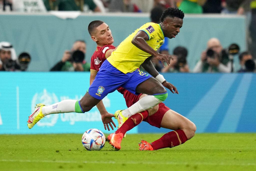 尼高拉米連高域(後)對巴西8次攔截,膺世界盃首輪搶截王。(美聯社)