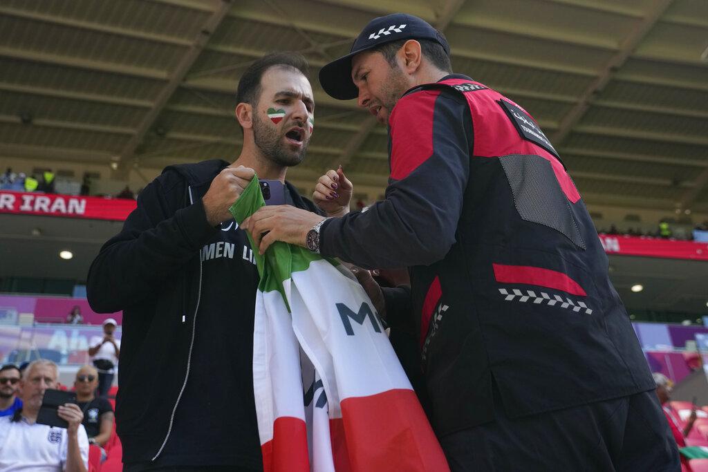 伊朗球迷以各自的方式表態,以示對於國內抗議行動的支持。 (美聯社)