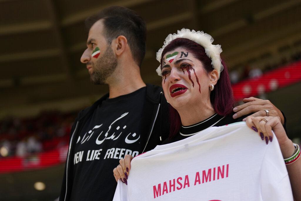 伊朗球迷以各自的方式表態,以示對於國內抗議行動的支持。 (美聯社)