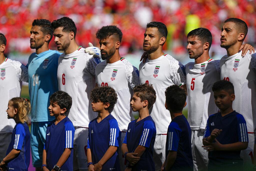 伊朗球員在對威爾斯的賽前唱國歌 部分球迷發出噓聲。(美聯社)