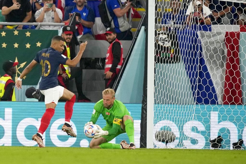 卡斯柏舒米高多番救出險球。(美聯社)