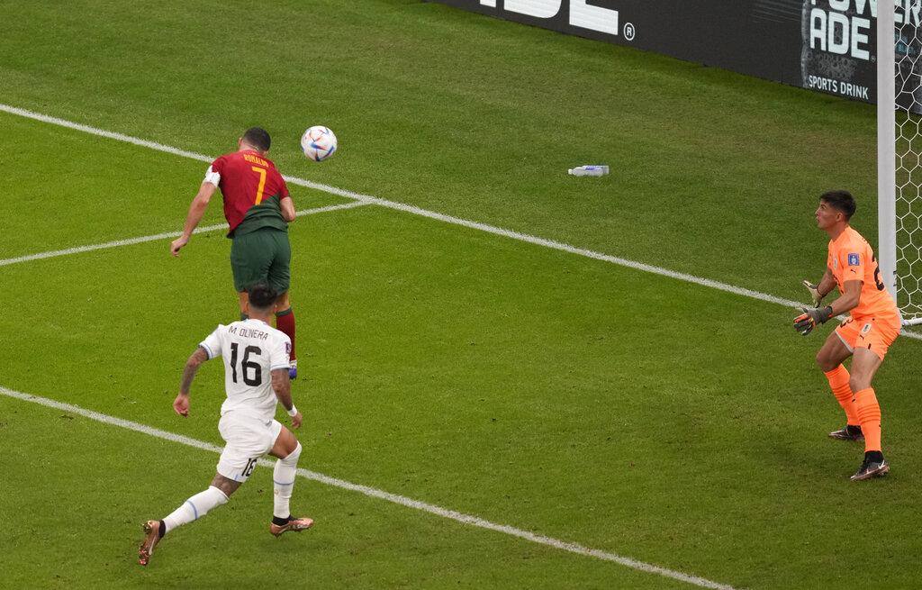 般奴費南迪斯傳中,C朗疑似最後觸球後。(路透社)