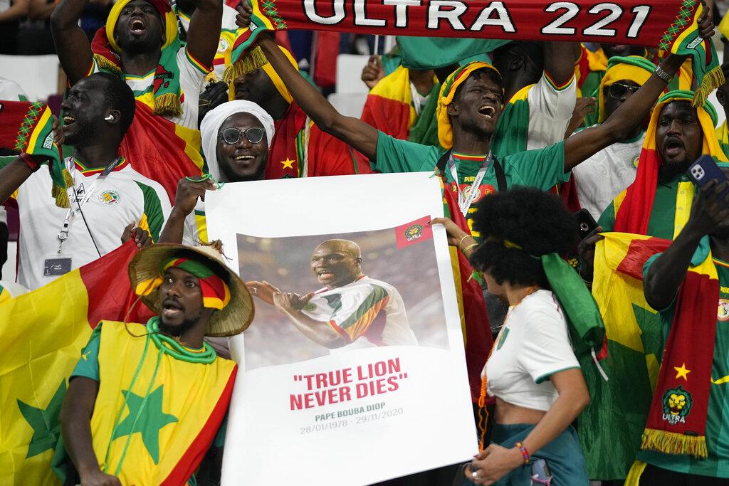 塞內加爾球迷穿上19號球衣,悼念名宿柏巴迪奧普。(美聯社)