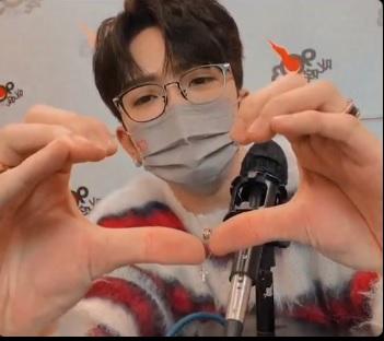 Anson Lo受訪期間向一眾神徒送上心心。