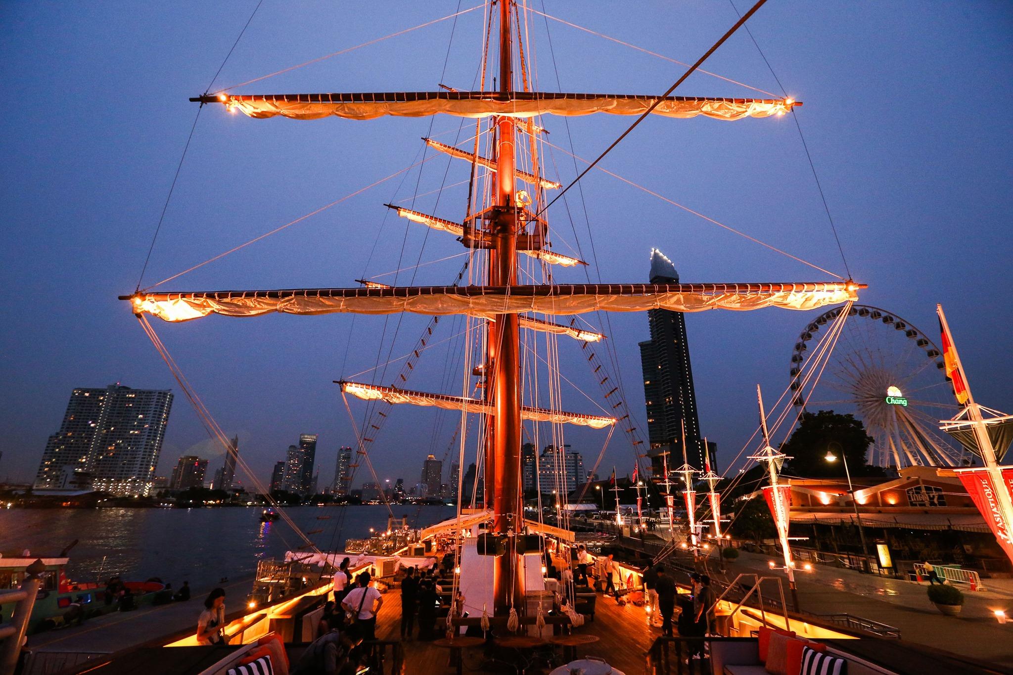 可以一邊欣賞河景一邊逛夜市。