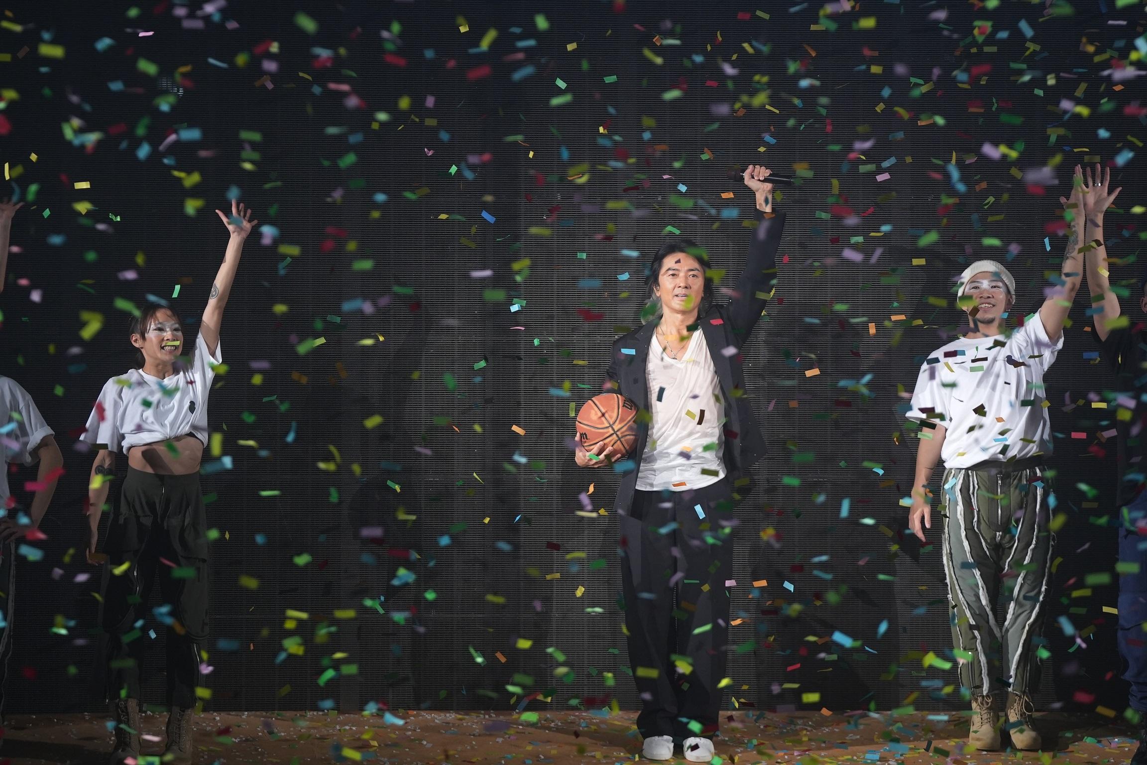 伊健臨走時,拿著一個印有Wilson字樣的籃球。