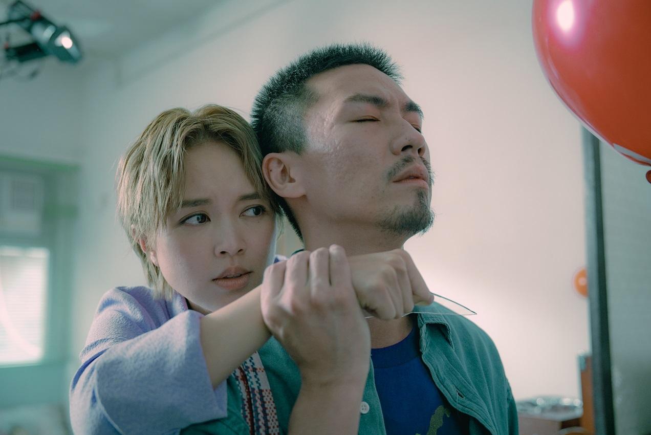 新歌《愛情只是藝術品》MV結局是她手執碎玻璃,準備殺死男友。